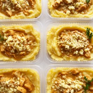 Strogonoff de frango com mussarela (170g), purê rústico de batata (180g) – prato sem glúten