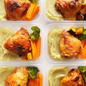 Sobrecoxa assada (130g), legumes (80g), purê de batata doce (140g) – prato sem glúten/lactose