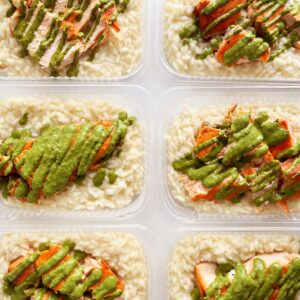 APENAS 24H NO VALOR DO KIT 🎉🤩  Salmão ao pesto (100g), risoto de parmesão (250g) – prato sem glúten