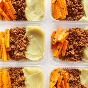 Carne moída (130g), cenouras temperadas (70g), purê de batata doce (150g) – prato sem glúten/lactose