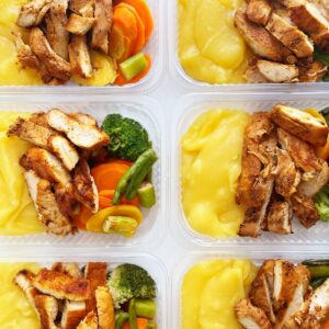 Filé de frango grelhado (110g), legumes (80g), purê de mandioquinha (150g) – prato sem glúten/lactose