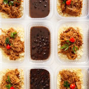 Lombo desmanchando (120g), feijão preto (150g), arroz (80g) – prato sem glúten/lactose