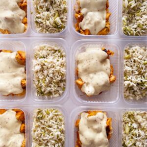 Filé de frango assado ao molho mostarda (160g), arroz com brócolis (140g) – prato sem glúten