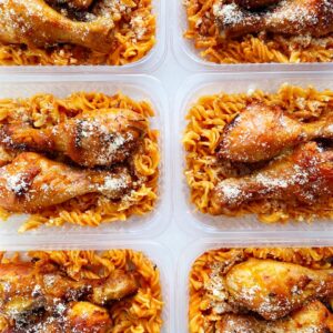 Coxa de frango assada e parmesão (2 unidades), macarrão sem glúten (180g)