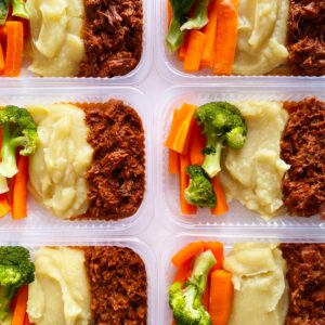 Carne desfiada (120g), purê de batata doce (150g), brócolis e cenoura (80g) – prato sem glúten/lactose