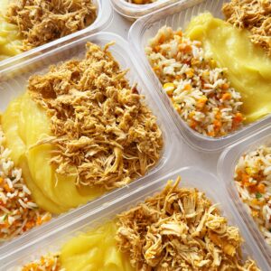 Frango desfiado (120g), purê de mandioquinha (150g), arroz colorido (80g) – prato sem glúten/lactose