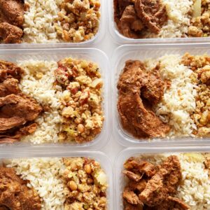 Feijão tropeiro com defumados (150g), filé especial na pressão (120g), arroz branco (80g) – prato sem glúten/lacrose