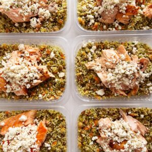 VALOR DO KIT NO FERIADO DE PÁSCOA 🎉🤩 Salada Siena: salmão ao forno, ricota temperada, couscous marroquino, pesto e grãos – 300g