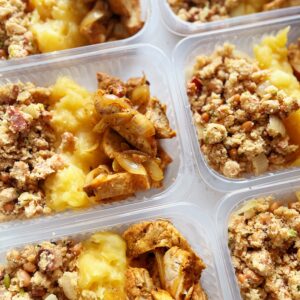 Filé de frango grelhado (100g), aipim rústico (130g), feijão tropeiro com defumados (120g) – prato sem glúten/lactose