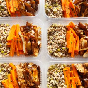 Filé de frango grelhado ao molho de cebola caramelizada (140g), cenoura temperada (80g), couscous marroquino com grãos (110g) – prato sem lactose