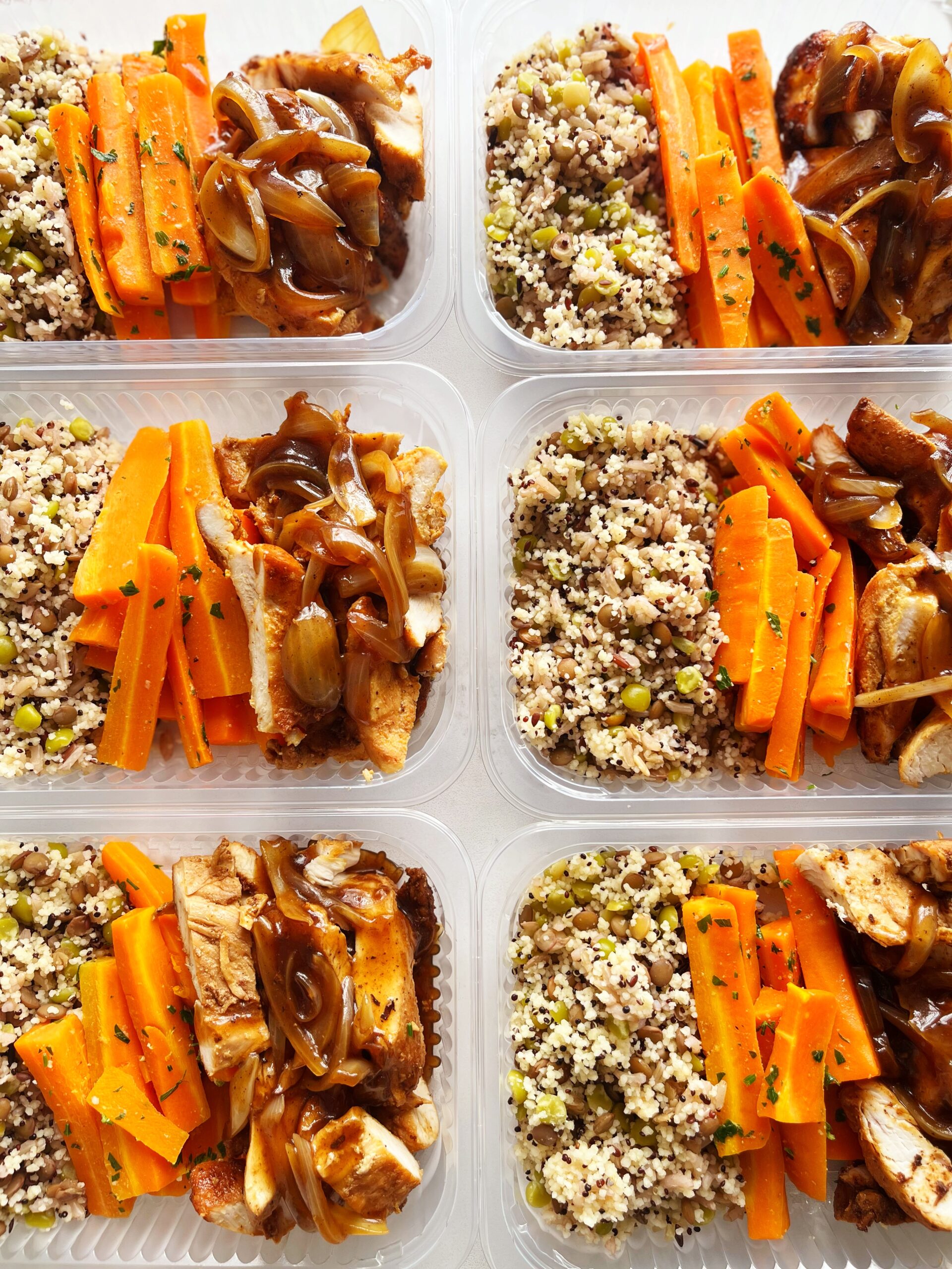 Filé de frango grelhado ao molho de cebola caramelizada (140g), cenoura temperada (80g), couscous marroquino com grãos (110g) - prato sem lactose