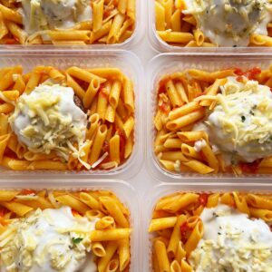 Polpetone de carne aos quatro queijos (150g), macarrão (200g) – prato sem glúten