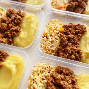 Carne moída (120g), purê de raÍzes (150g), arroz colorido (80g) – prato sem lactose