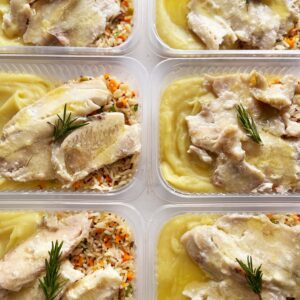 APENAS 24H NO VALOR DO KIT 🎉😱 Tilápia ao molho de laranja (120g), arroz colorido (80g), purê de raizes (150g) – prato sem lactose