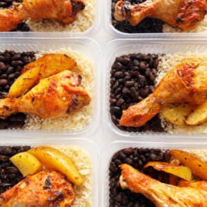 Coxa de frango assada com batata rústica (mínimo de 150g), feijão preto (120g), arroz (80g) – prato sem glúten/lactose