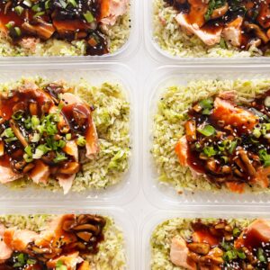 APENAS 24H NO VALOR DO KIT 🎉😱 Salmão ao molho de shimeji (150g), arroz com brócolis (150g) – prato sem glúten/lactose