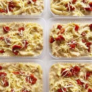 Massa caprese com frango, pesto, tomate seco e parmesão – prato sem glúten (350g)