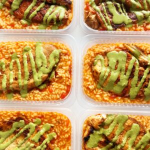 Filé de frango grelhado, molho pesto (120g), risoto três tomates (230g) – prato sem glúten