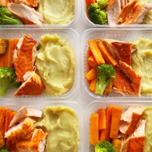 APENAS 24H NO VALOR DO KIT ⚠️😱 Salmão ao forno (90g), legumes (80g), purê de batata doce (150g) – prato sem glúten/lactose