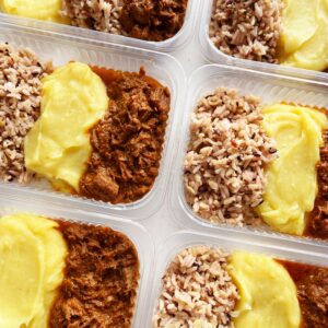 Carne desfiada (130g), arroz sete grãos (90g), purê de mandioquinha (130g) – prato sem glúten/lactose