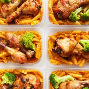 Coxa assada, brócolis e macarrão sem glúten – prato sem lactose (350g)