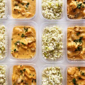 Frango ao molho cremoso ZERO LACTOSE de cogumelos (210g), arroz com brócolis (140g) – prato sem glúten/lactose