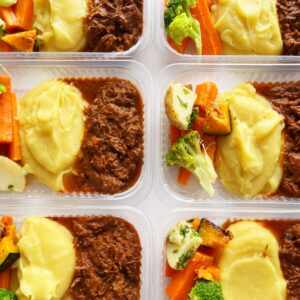 Carne desfiada (120g), legumes (80g), purê de mandioquinha (150g) – prato sem glúten/lactose