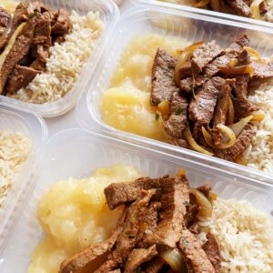 Filé especial acebolado (110g), aipim rústico ao alho (150g), arroz (90g) – prato sem glúten/lactose