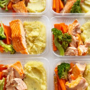 APENAS 24H NO VALOR DO KIT🎉🗣️Salmão ao forno (90g), brócolis e cenoura (70g), purê rústico de batata (150g) – prato sem glúten