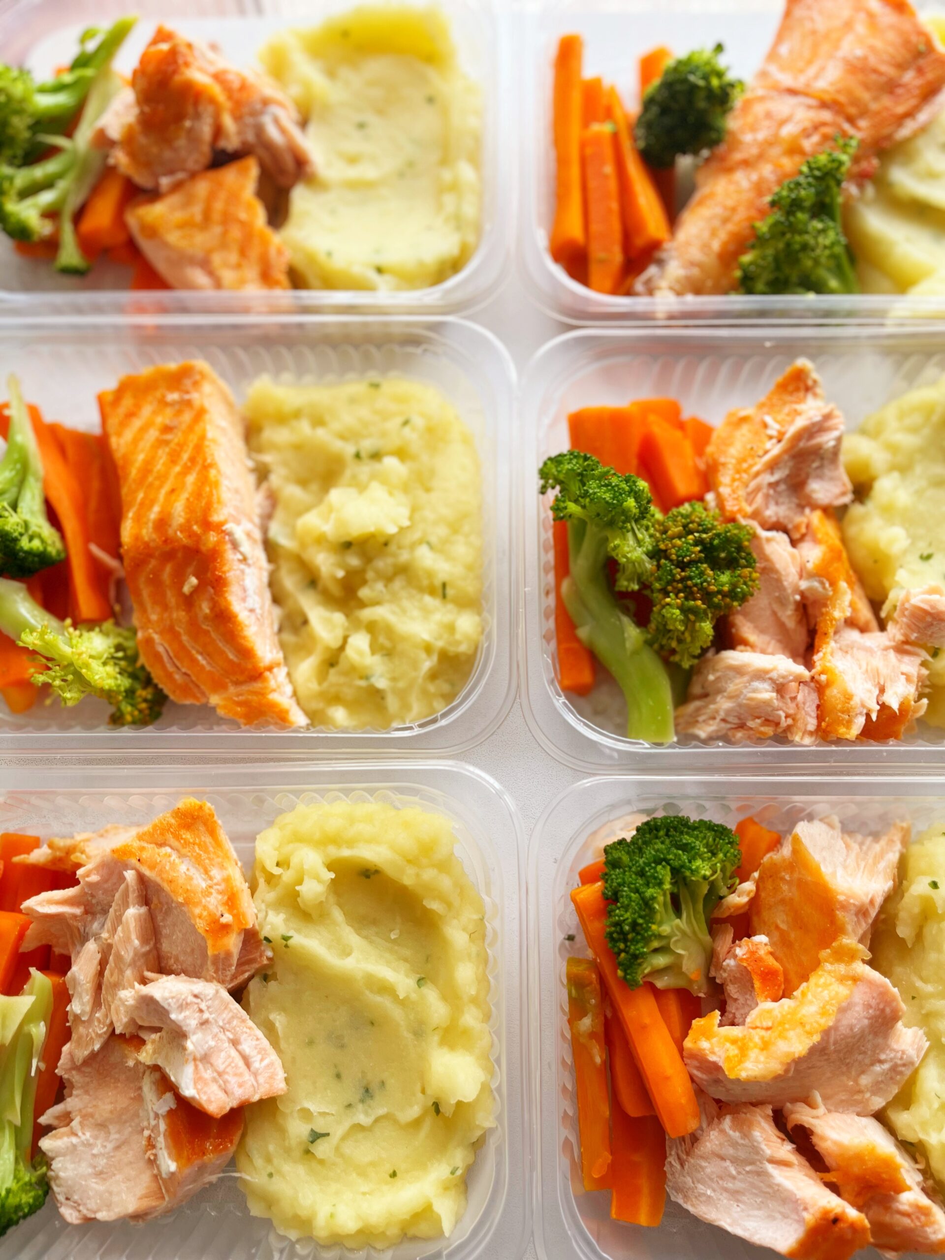 APENAS 24H NO VALOR DO KITđđŁïžSalmĂŁo ao forno (90g), brĂłcolis e cenoura (70g), purĂȘ rĂșstico de batata (150g) - prato sem glĂșten