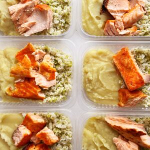 APENAS 24H NO VALOR DO KIT đ€©âŒïž SalmĂŁo assado (90g), arroz com brĂłcolis (80g), purĂȘ de batata doce (150g) – prato sem glĂșten/lactose