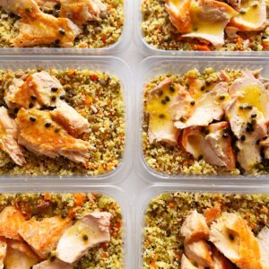 APENAS 24H NO VALOR DO KIT 😱🎉 Salada de couscous marroquino, legumes e grãos com salmão ao molho de maracujá – sem açúcar/lactose (300g)