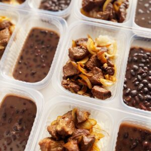 😱Picanha de carne do sol acebolada (110g), feijão preto (150g), arroz (90g) – prato sem glúten/lactose