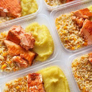 APENAS 24H NO VALOR DO KIT 😱🎉 Salmão assado (90g), purê de mandioquinha (150g), arroz com cenoura (80g) – prato sem glúten/lactose