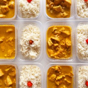 SUPER PROTEICO! Frango Indiano com grão de bico (200g), arroz branco (150g) – prato sem glúten/lactose