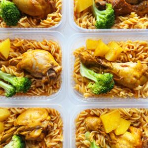 Coxa de frango, batatinha, brócolis e macarrão – prato sem glúten/lactose (350g)