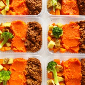 Carne moída (120g), purê de abóbora, (150g), legumes (80g) – prato sem glúten/lactose