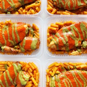 Filé de frango grelhado ao sugo e pesto (140g), macarrão sem glúten (200g)