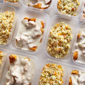 Filé de frango ao creme de couve-flor com gorgonzola (200g), arroz colorido (150g) – prato sem glúten