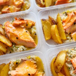 APENAS 24H NO VALOR DO KIT 🎉😱 Salmão ao molho de maracujá (130g), batata rústica (90g), arroz colorido (130g) – prato sem glúten/lactose/açúcar