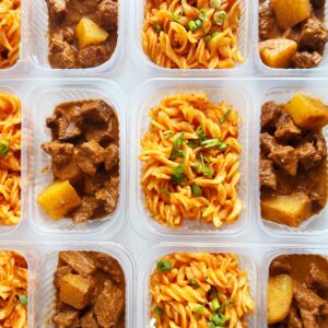 Carne de panela com batatinha (150g), macarrão (200g) – prato sem glúten/lactose