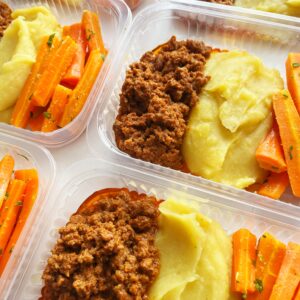 Carne moída (120g), purê de mandioquinha (150g), cenouras temperadas (80g) – prato sem glúten/lactose