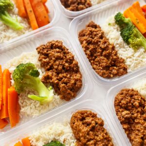 Carne árabe (120g), brócolis e arroz (100g), cenouras ao curry (80g) – prato sem glúten/lactose