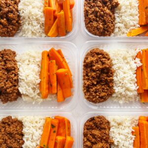 Carne árabe (130g), cenouras ao curry (90g), arroz branco (80g) – prato sem glúten/lactose