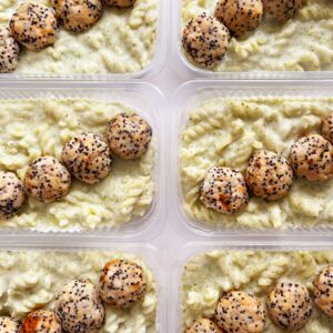 Mini almôndegas de frango com quinoa (4 unds), macarrão ao molho cremoso de brócolis – prato sem glúten (350g)