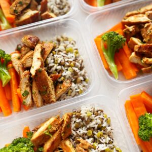 Filé de frango grelhado (110g), mix de grãos (quinoa, lentilha, ervilha e arroz, 100g), cenoura e brócolis (90g) – prato sem glúten/lactose