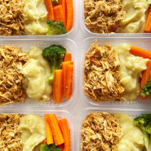 Frango desfiado (120g), brócolis e cenoura (80g), purê de batata doce (150g) – prato sem glúten/lactose