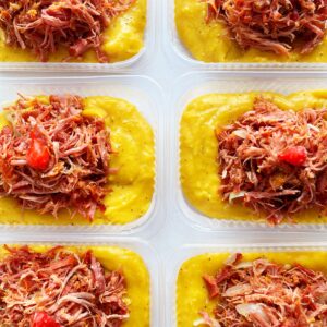 Aparecidinho de fumeiro (110g), com purê de banana da terra (220g) – prato sem glúten/lactose