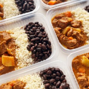 Carne de panela com batata e cenoura (160g), feijão preto (110g), arroz (80g) – prato sem glúten/lactose