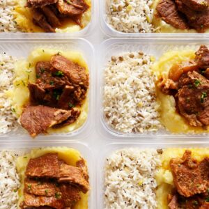 Filé especial na pressão (100g), purê de batata (150g), arroz funcional (100g) – prato sem glúten